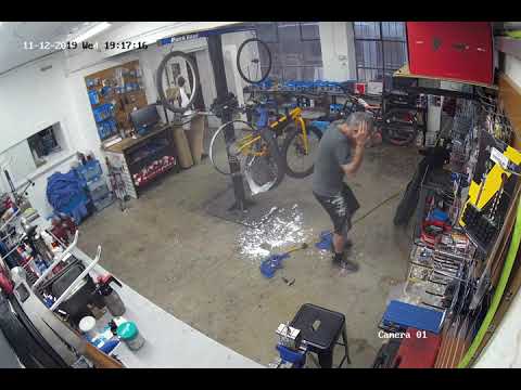 MTB tubeless tire explodes... BOOM!