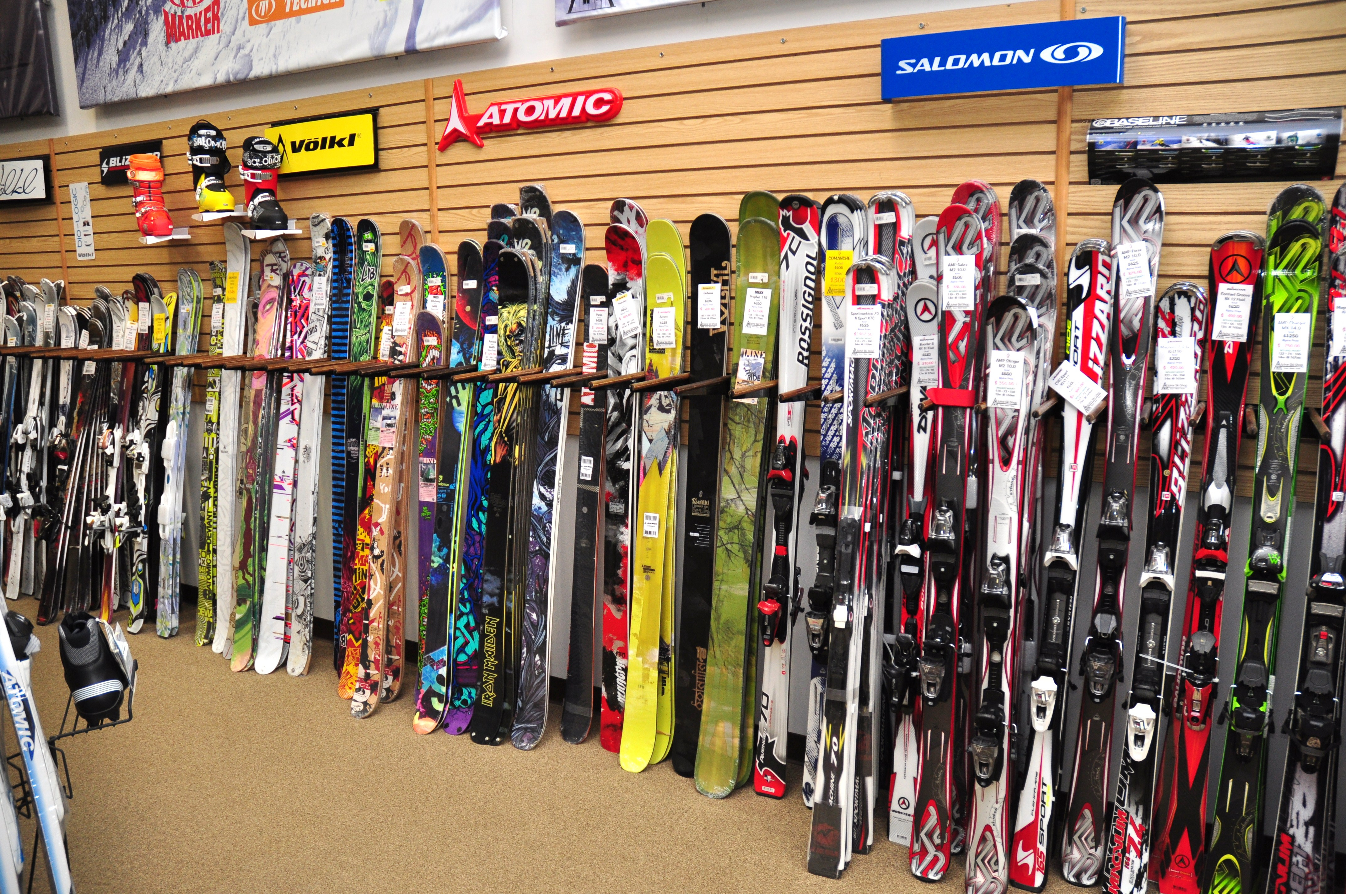 Прокат лыж стоимость. Оборудование для горных лыж. Горные лыжи снаряжение. Магазин горных лыж. Лыжный инвентарь.