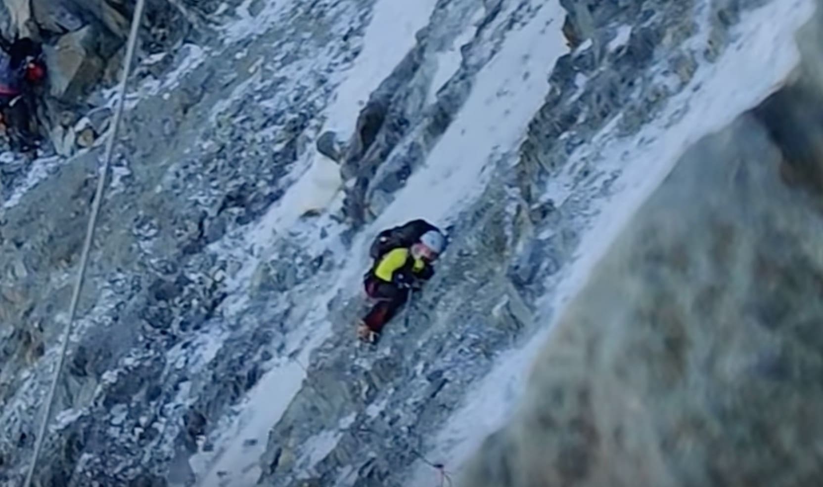 VIDEO: Climber Forced To Duck For Cover In Mont Blanc Rock Collapse ...