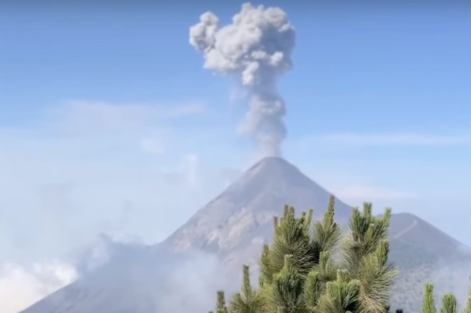 Excursionista sobrevive 4 días tras caer a 120 metros de volcán de Guatemala