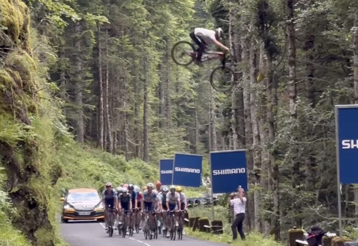 Valentin Anouilh jumps the peloton @ the Tour de France