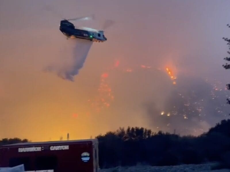 Chinook CH-47 helicopter flies over the Vista Fire.
