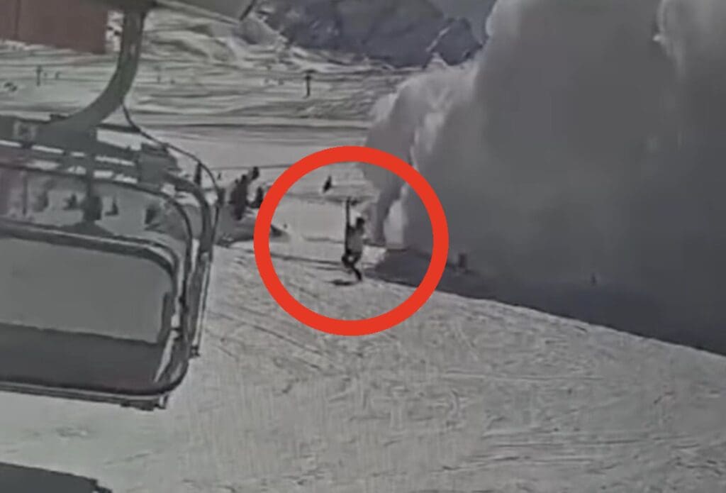 Massive avalanche sends skiers running @ Italian ski resort.