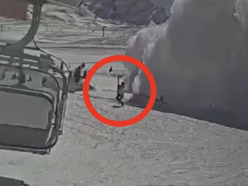 Massive avalanche sends skiers running @ Italian ski resort.