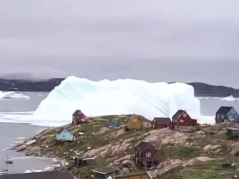 Iceberg roll @ Innaarsuit, Greenland