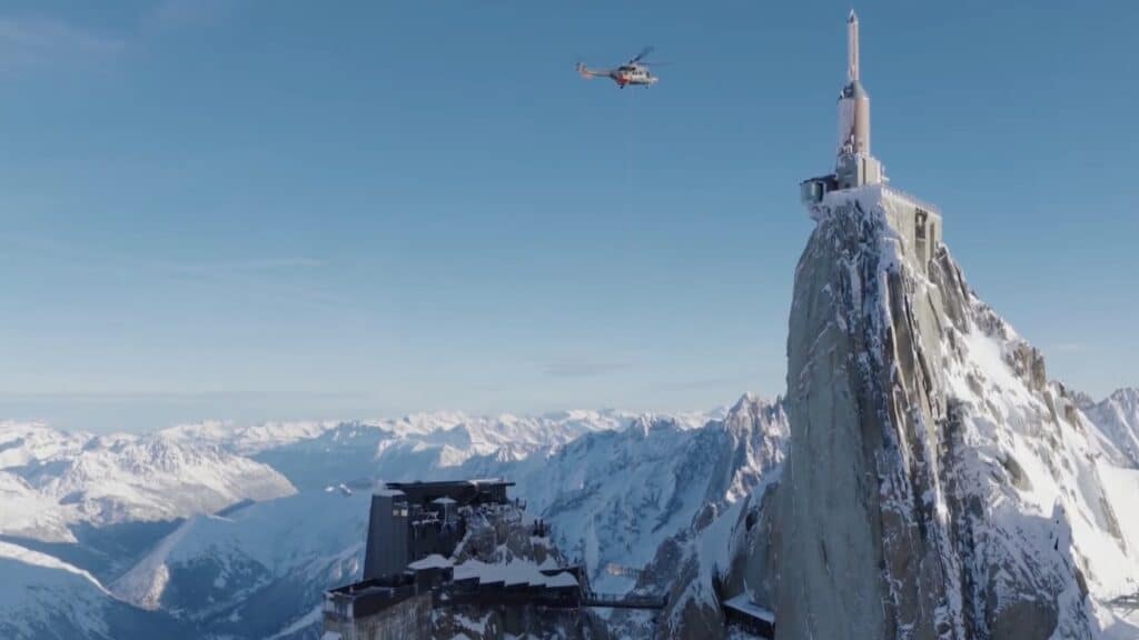 Replacing the footbridge at the Auguille du Midi.
