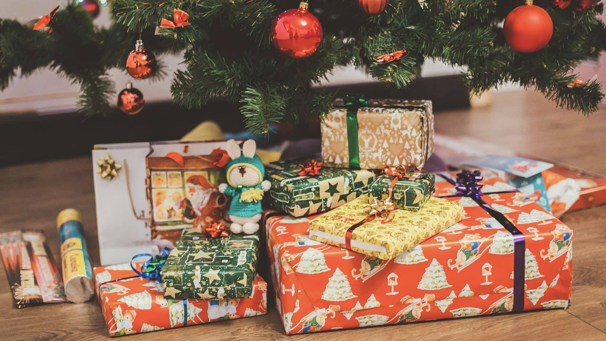 The 5 Best Gifts For Skiers That Aren't Skis Or Boots According To Hundreds Of Our Followers