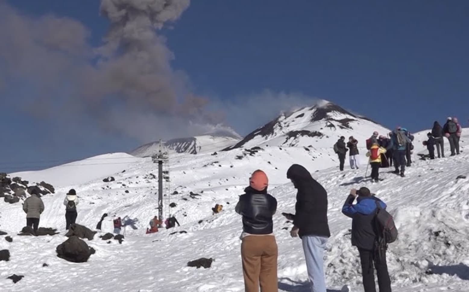 Skiers Glide Past Erupting Volcano in Italy - Unofficial Networks