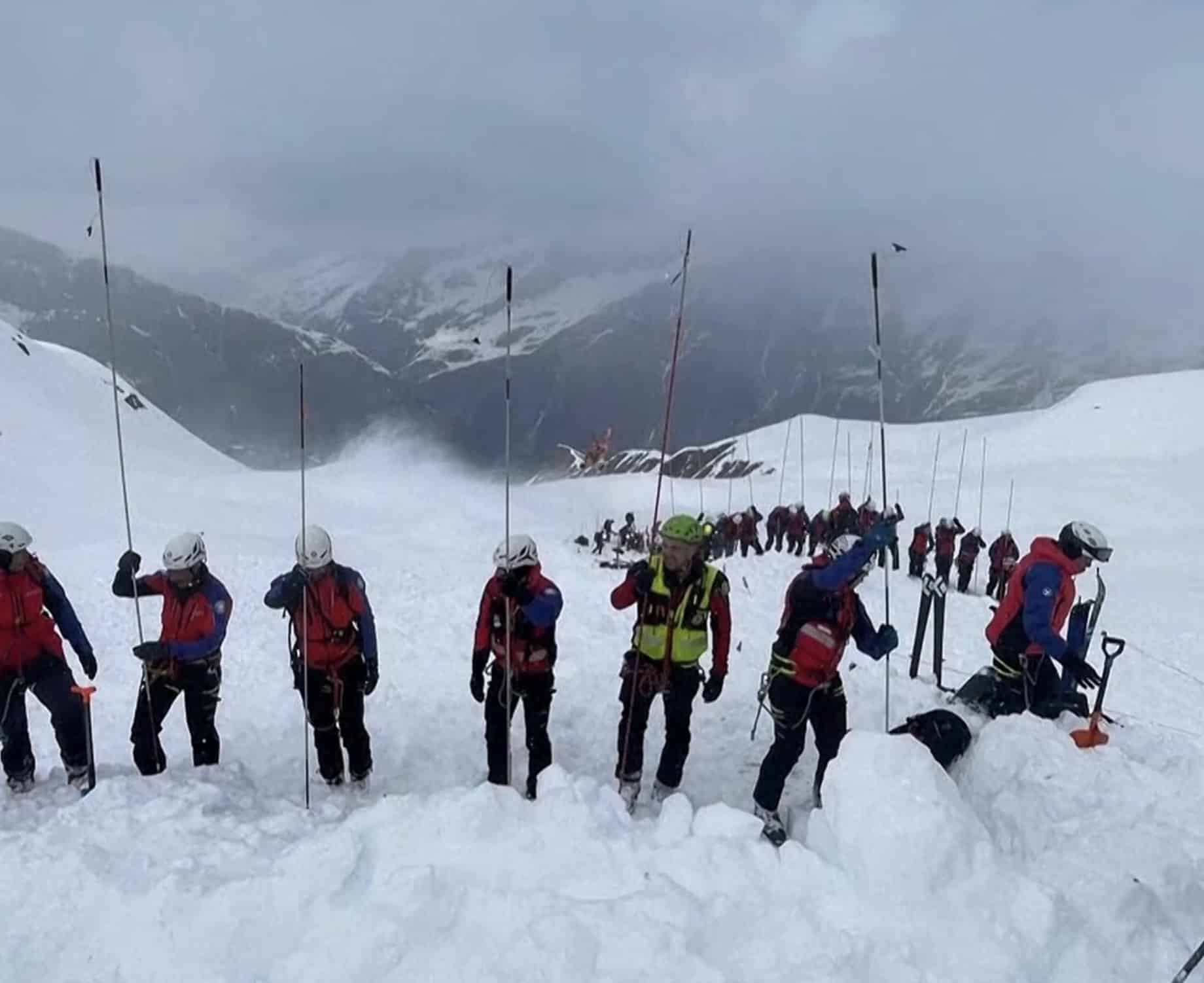 25 Skiers Caught, 2 Killed In Avalanche In Italy