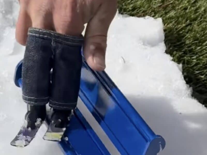 Finger skis and snowboarders.