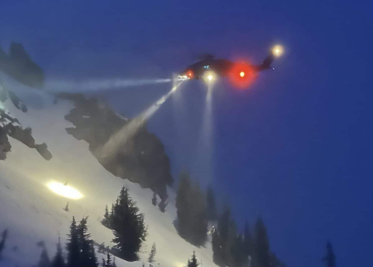Black Hawk Helicopter Rescues Snowboarder Injured In Oregon Backcountry