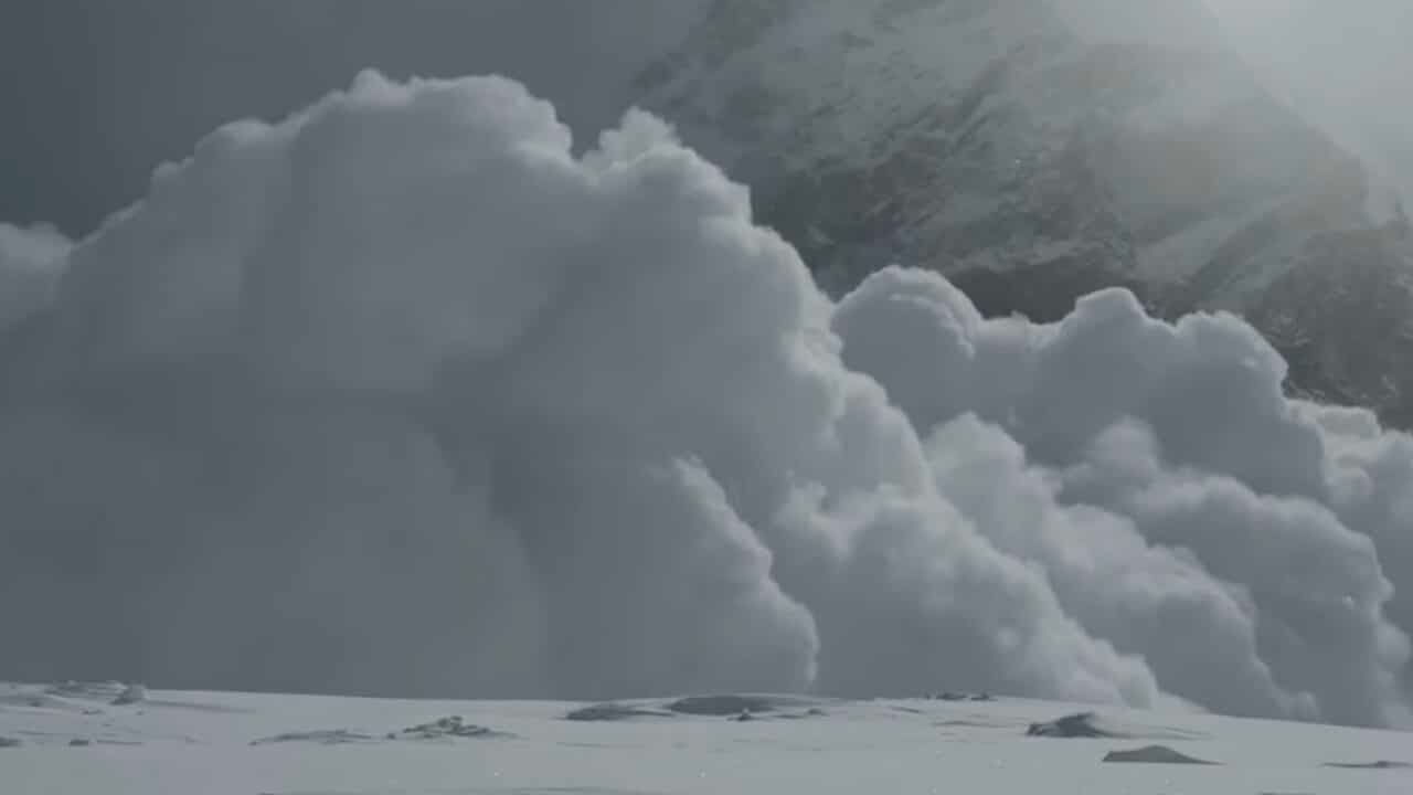 Massive Everest avalanche cloud captured on camera.