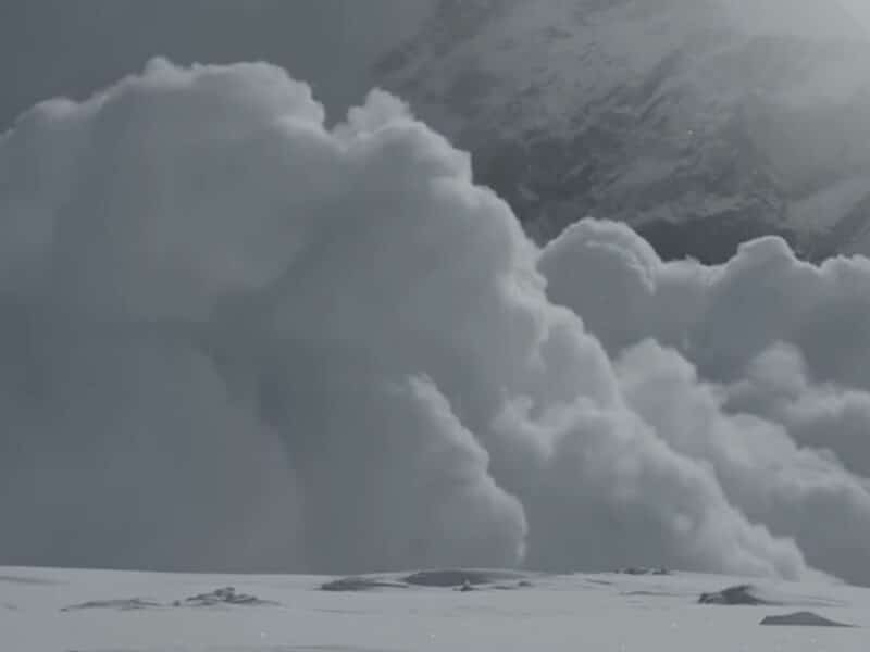 Massive Everest avalanche cloud captured on camera.