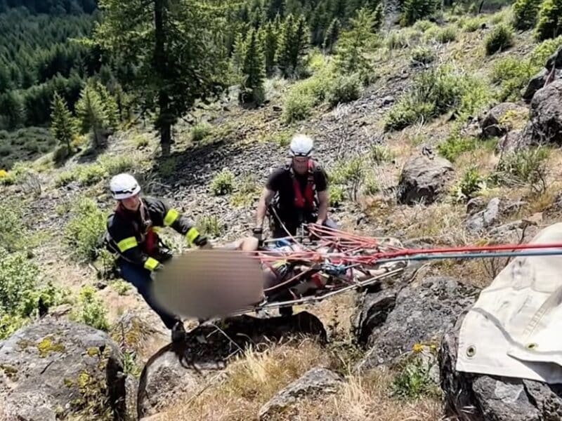 Crews use stokes basket to rescue an injured hiker in Oregon.