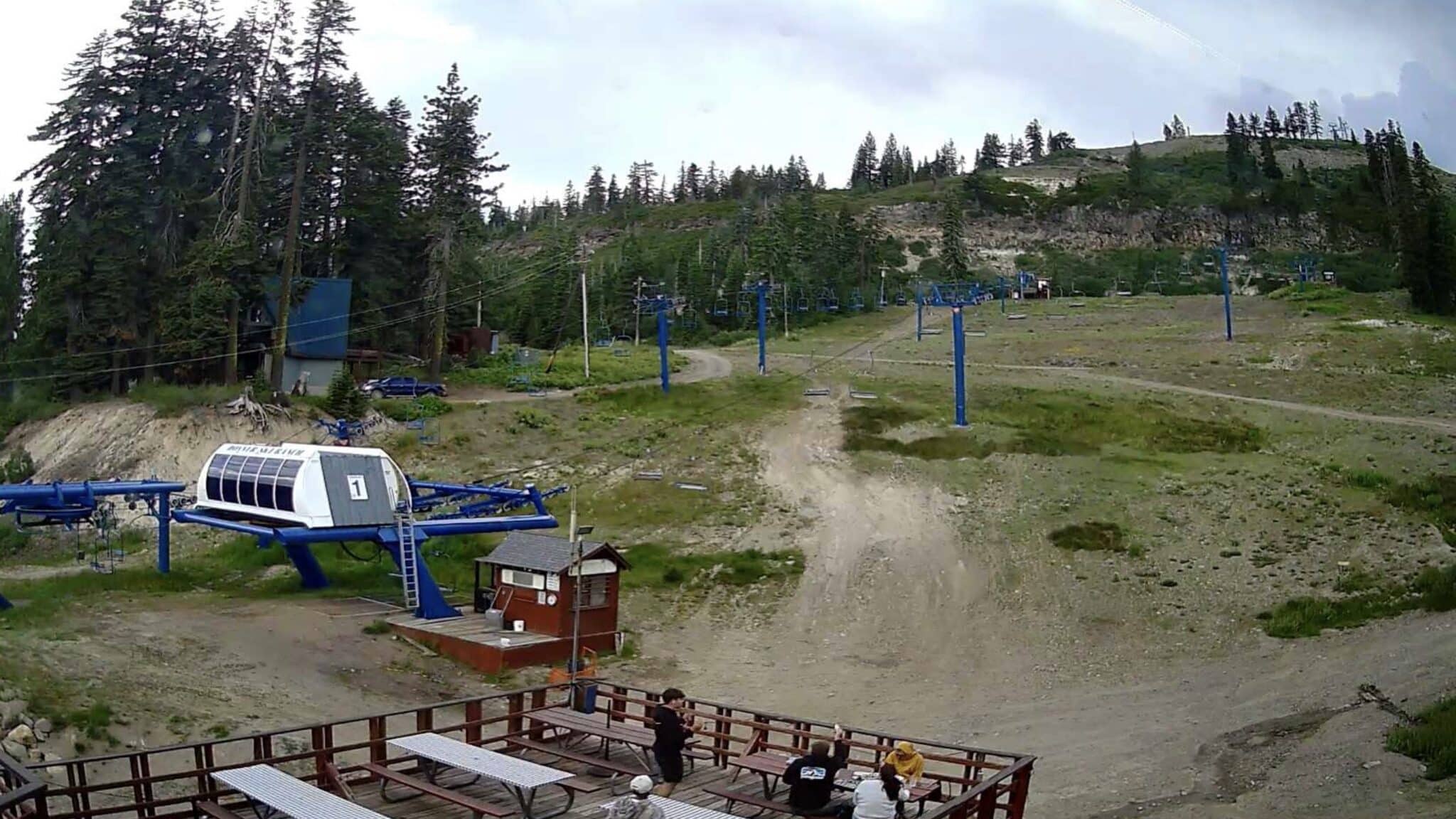 Should Ski Resort Guests Rat Out Employees For Using Cell Phones?