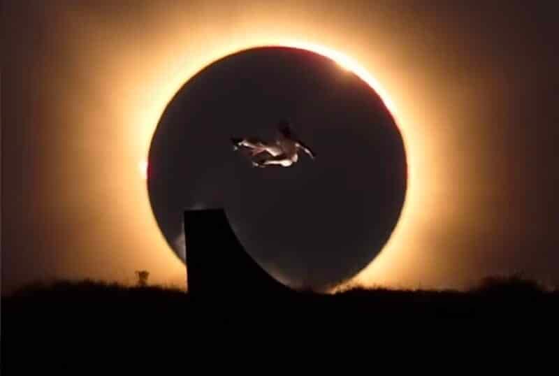 Danny León eclipse skateboard jump