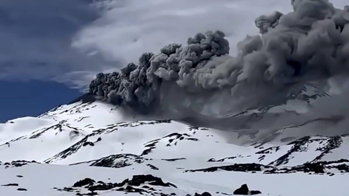 Volcano Sends Pyroclastic Column 1,250 Feet Above Chilean Ski Resort