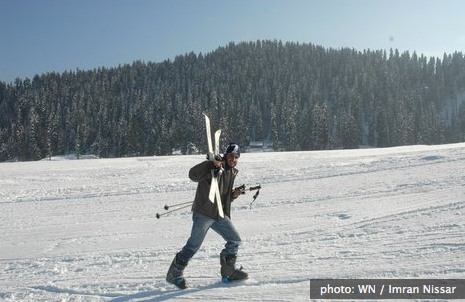 Carrying your skis like a tool
