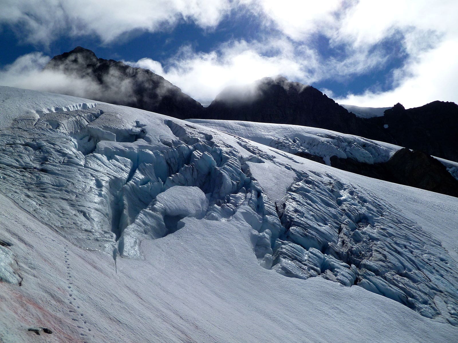 Skier Survives Close Encounter With Insanely Deep Crevasse On Mt Baker