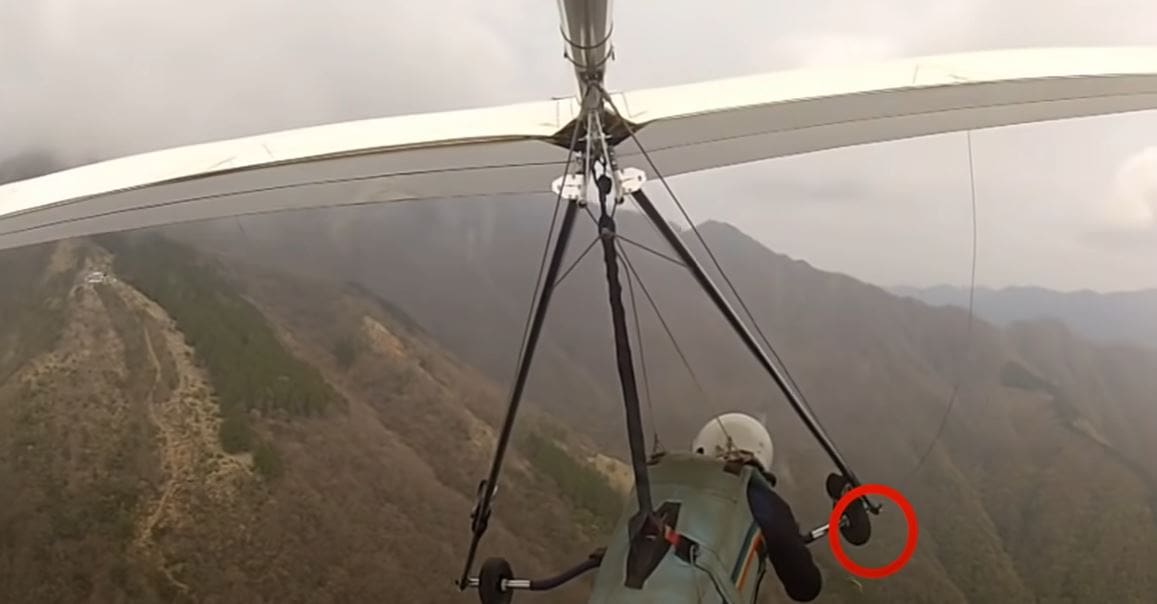 Hang Glider Stays Calm Despite Equipment Malfunction (WATCH)