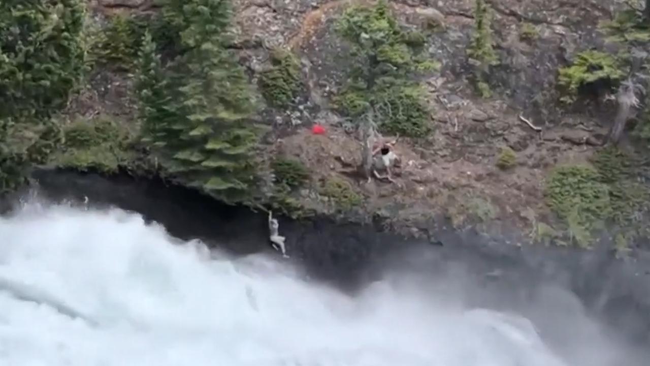Hikers Ridiculed For Risking Lives For Instagram Photos