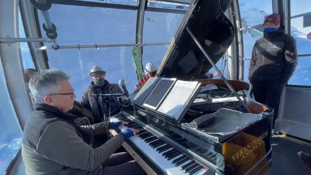 French Skiers Serenaded By Grand Piano Concert on Gondola (Video)