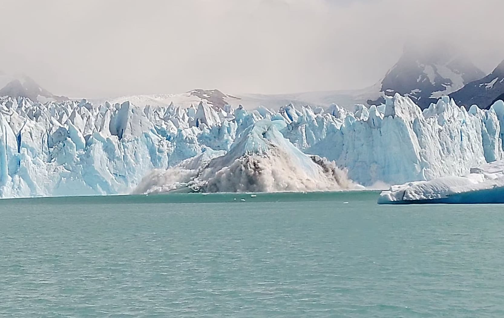Massive Glacier Calving Creates Mini-Tsunami On Argentinian Lake
