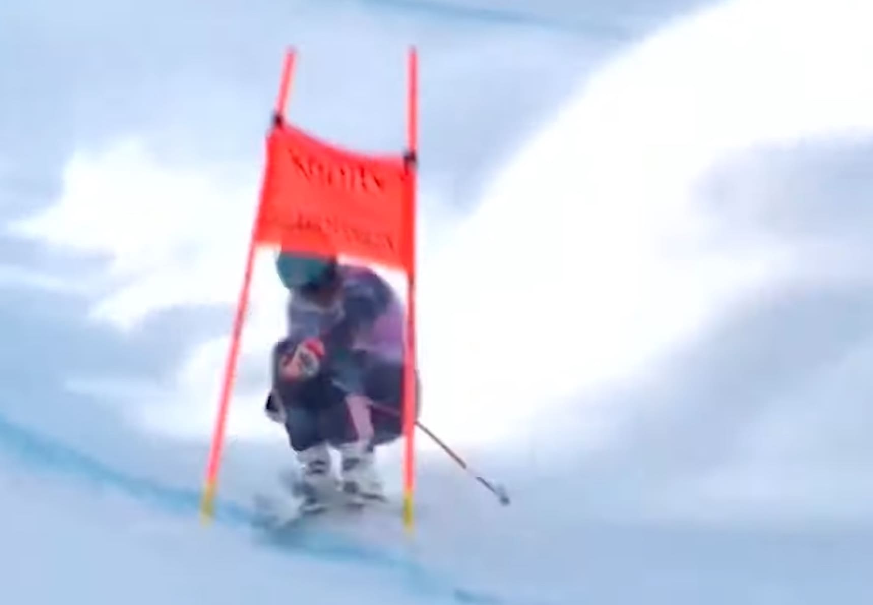 video-ski-racer-manages-to-split-the-uprights-in-incredible-save