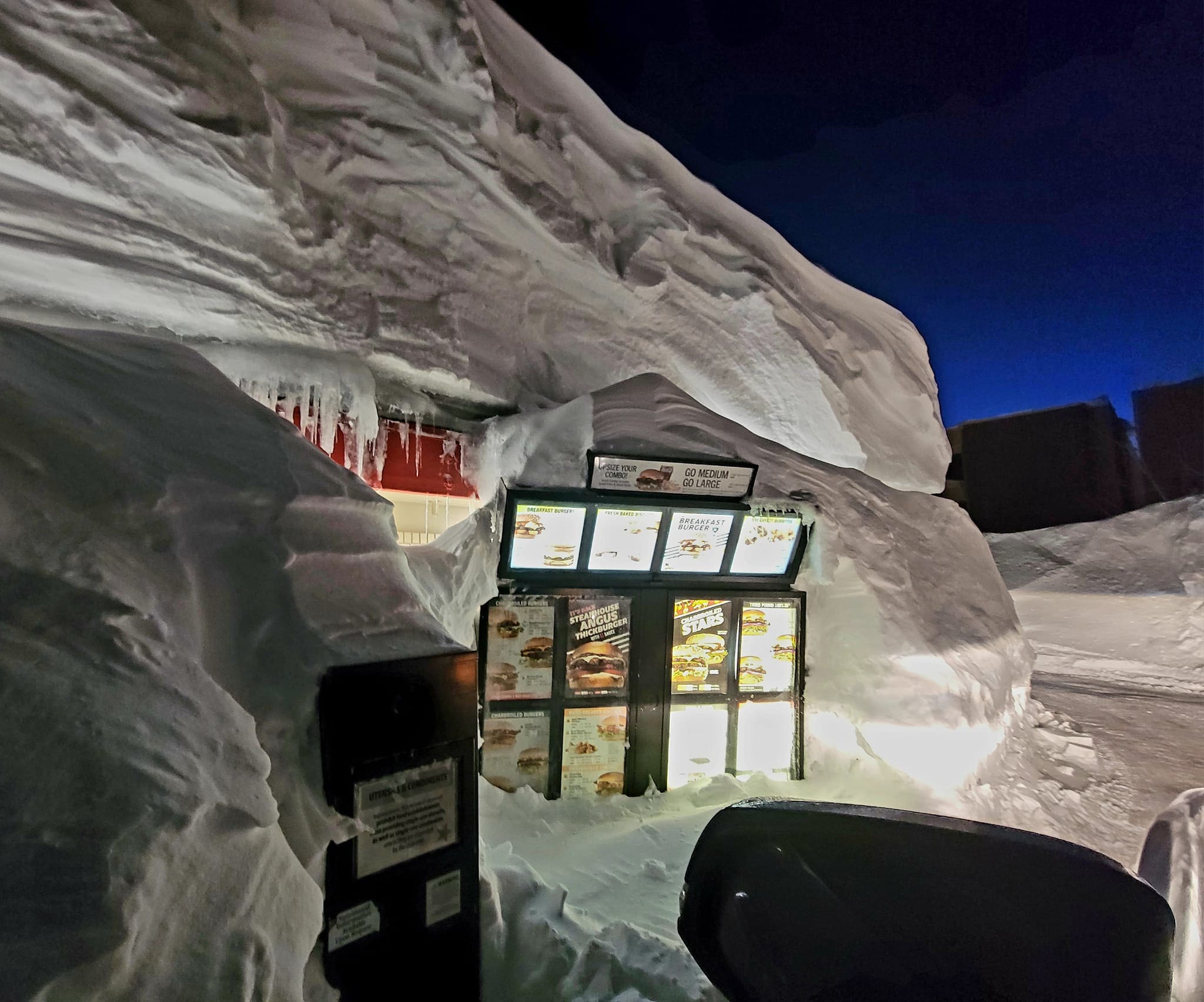 Photo Of Carl's Jr Drive Thru In Mammoth Lake Is Going Viral
